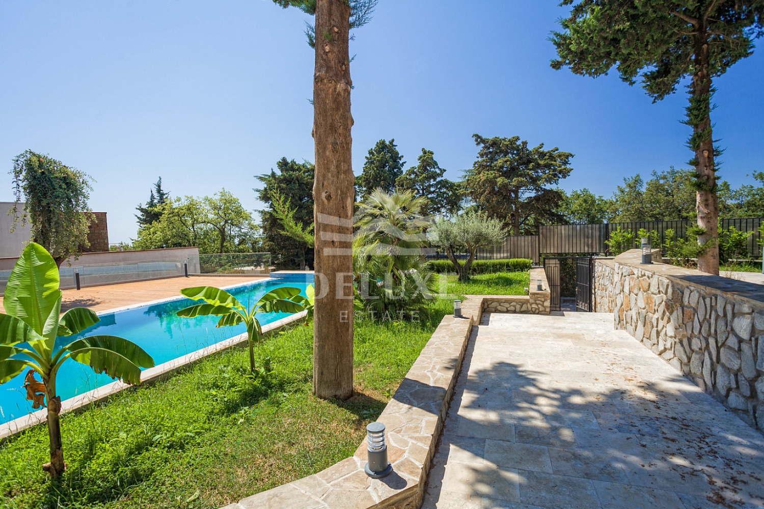 Вилла с бассейном в средиземноморском стиле в Гурзуфе